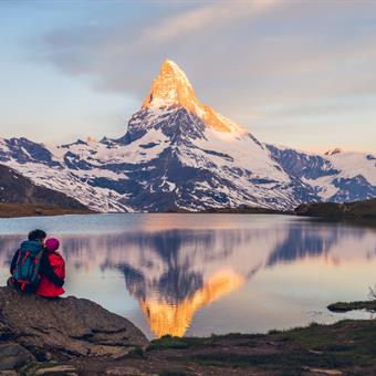 romantic couple at sunrise from lake stellisee swiss alps  matterhorn peak