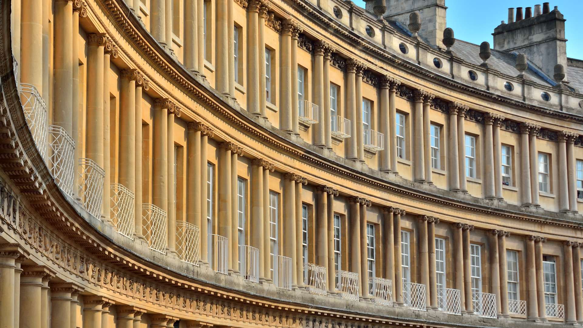 The curved Royal Crescent in Bath, England