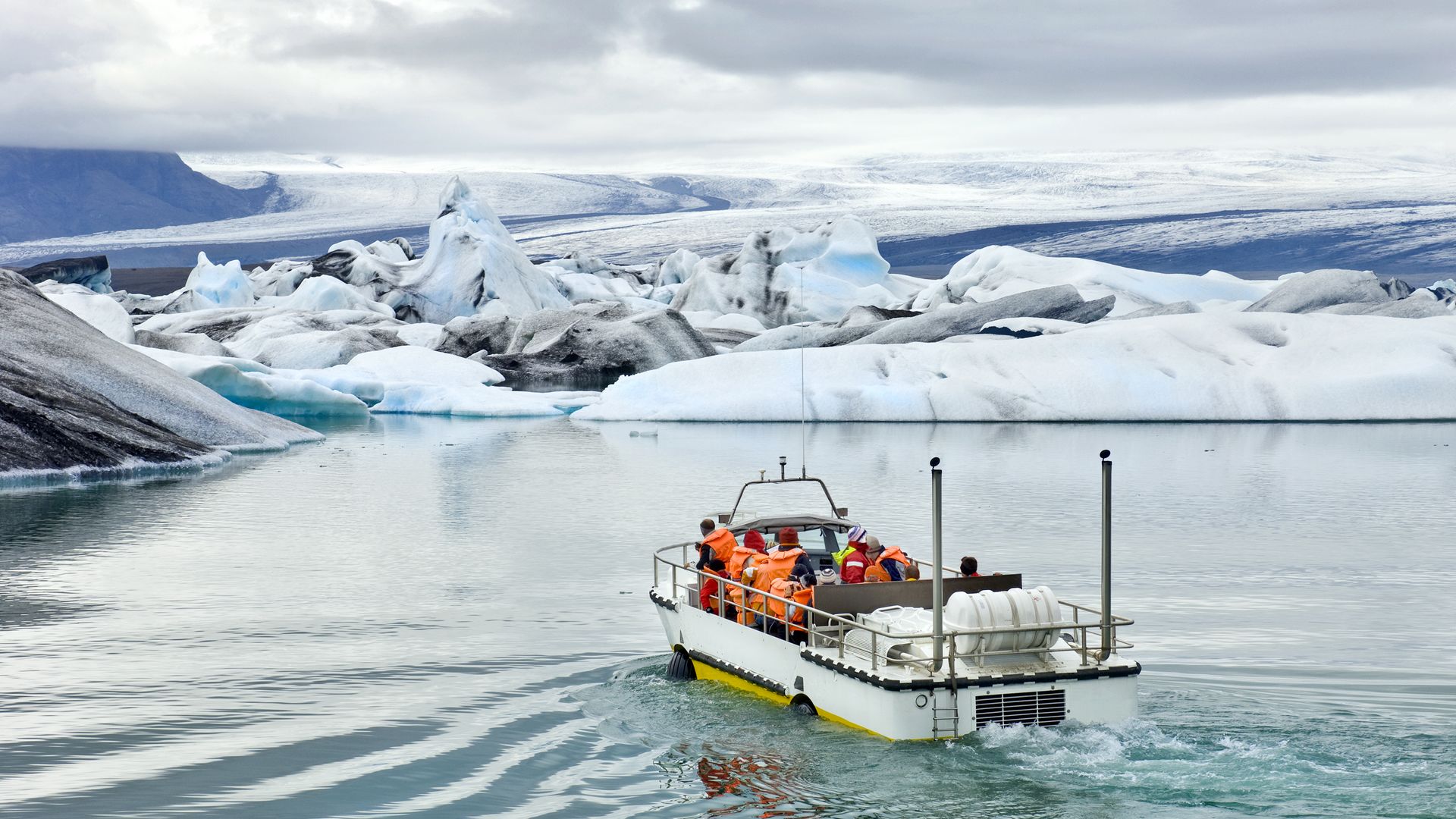 Boat ride among the icebergs at Jokulsárlón